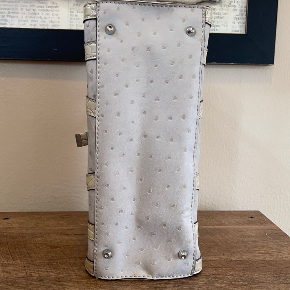 Guess - Picture 5 of 14